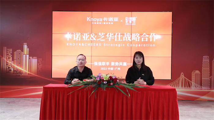 卡诺亚销售中心副总经理曹崇慧(左)与芝华仕负责人签订合作协议
